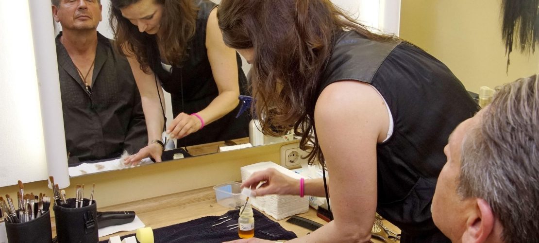 Wusstest du, dass Maskenbildner auch Frisöre sind?