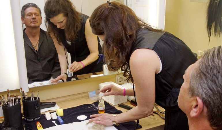 Wusstest du, dass Maskenbildner auch Frisöre sind?