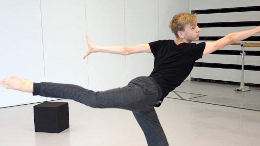 Niklas tanzt in der Schule