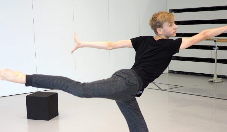 Niklas tanzt in der Schule