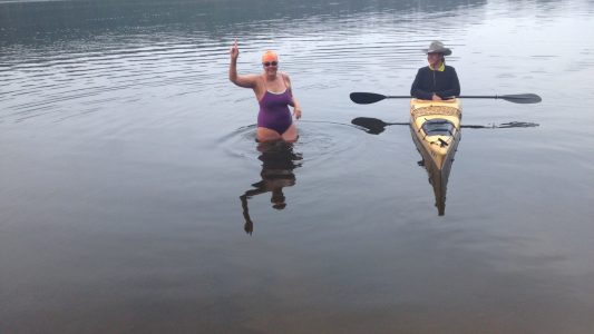 Anke schwimmt übers “kleine Meer”