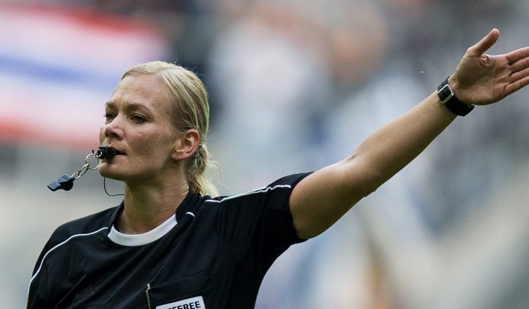 Erste Frau pfeift in der Bundesliga