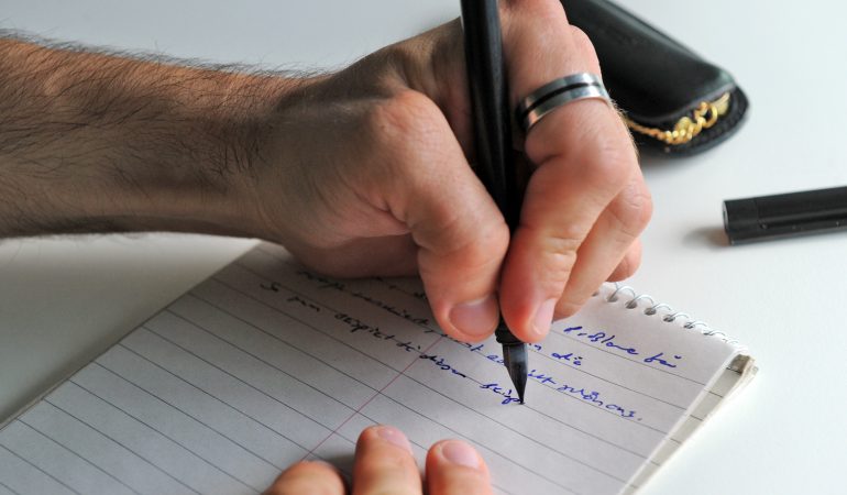 Es gibt viele bekannte Menschen, die Linkshänder waren. Zum Beispiel der geniale Mathematiker Albert Einstein. (Foto: dpa)