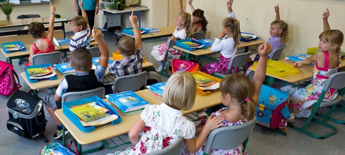 Schulkinder mit ihrer Lehrerin Barbara Heller im Klassenzimmer, aufgenommen am 4. August 2012 in Briesen. (Foto: dpa)