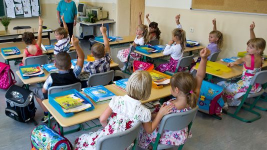 Schulkinder mit ihrer Lehrerin Barbara Heller im Klassenzimmer, aufgenommen am 4. August 2012 in Briesen. (Foto: dpa)