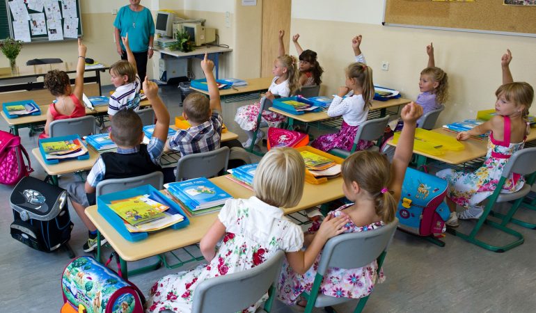 Schulkinder mit ihrer Lehrerin Barbara Heller im Klassenzimmer, aufgenommen am 4. August 2012 in Briesen. (Foto: dpa)