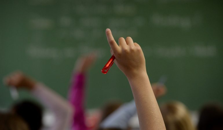 Mit den Schülern lachen