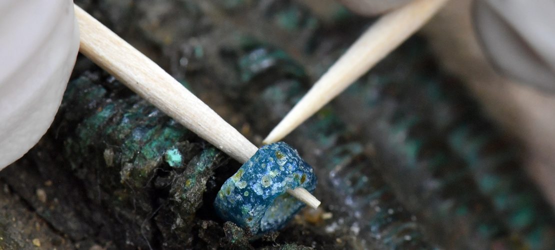 Eine uralte, blaue Perle