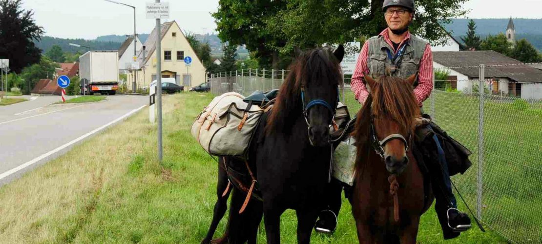Cooler Opa reitet zum Enkel