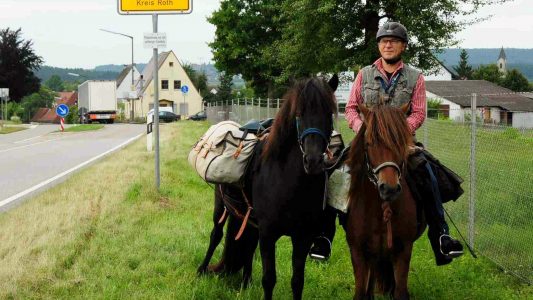 Cooler Opa reitet zum Enkel