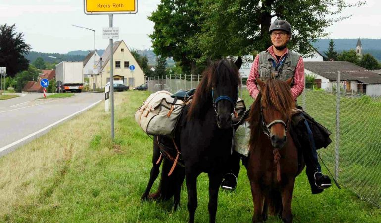 Cooler Opa reitet zum Enkel