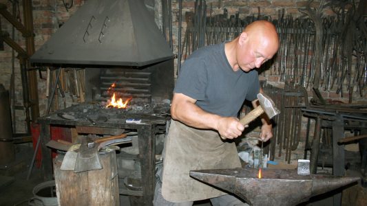 Was macht ein Schmied?