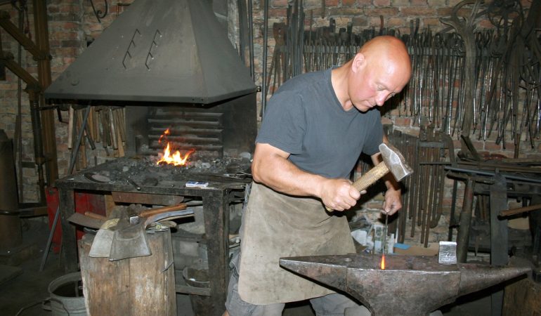 Was macht ein Schmied?