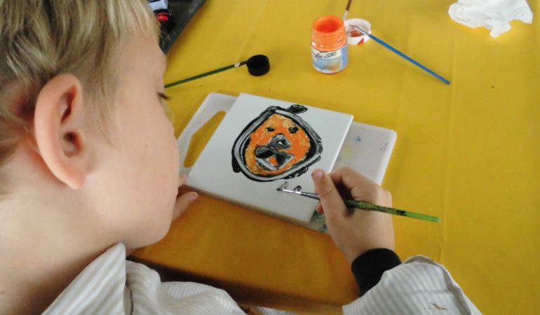 Raus hier: Lesen, Theater, Basteln