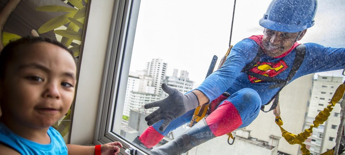 Superman putzt Fenster