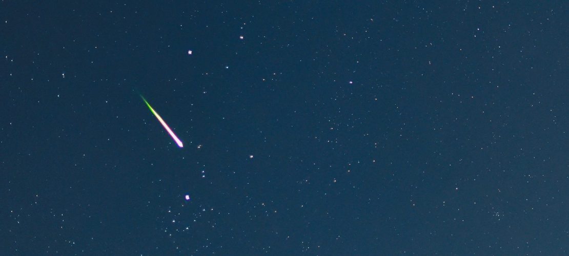 Sternschnuppe am Nachthimmel (Foto: dpa)