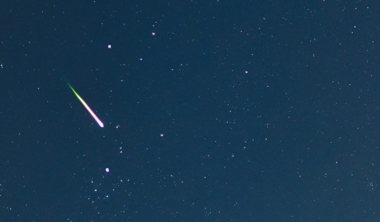 Sternschnuppe am Nachthimmel (Foto: dpa)