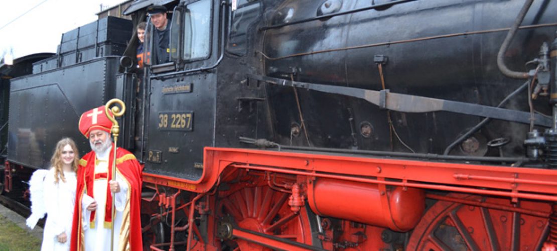 Raus hier: Nikolaus kommt mit der Bahn