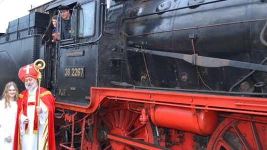 Raus hier: Nikolaus kommt mit der Bahn