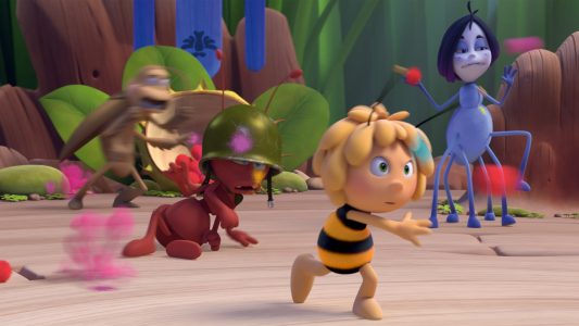 Das Foto zeigt eine Szene aus «Die Biene Maja - Die Honigspiele»: Maja und ihre Mannschaft beim Wettkampf. (Foto: Universum Film)