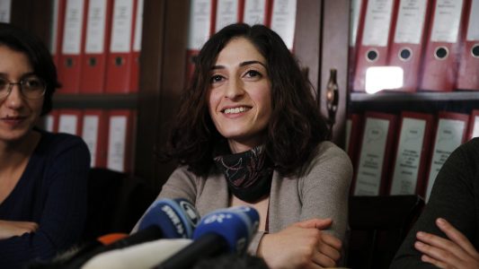 Wer ist Mesale Tolu?