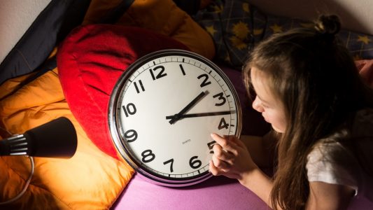 Eigentlich wollte man mit der Zeitumstellung Strom sparen. Aber irgendwie kommt sie nicht mehr gut an. (Foto: dpa)