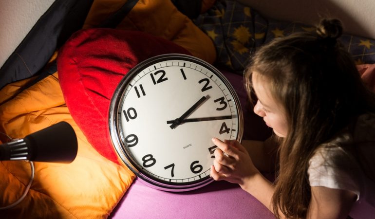 Eigentlich wollte man mit der Zeitumstellung Strom sparen. Aber irgendwie kommt sie nicht mehr gut an. (Foto: dpa)