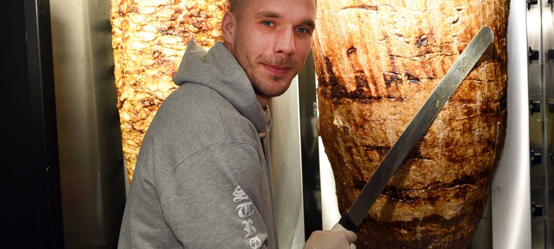 Poldi hat jetzt einen Döner-Laden