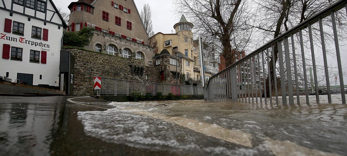 Burglind überschwemmt Straßen