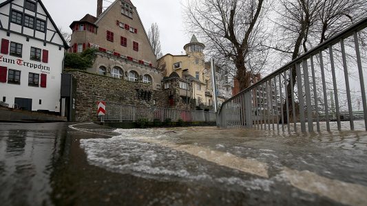 Burglind überschwemmt Straßen