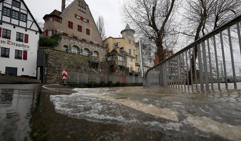 Burglind überschwemmt Straßen