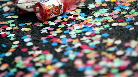Konfetti auf dem Boden nach einer Karnevalsfeier (Foto: dpa)