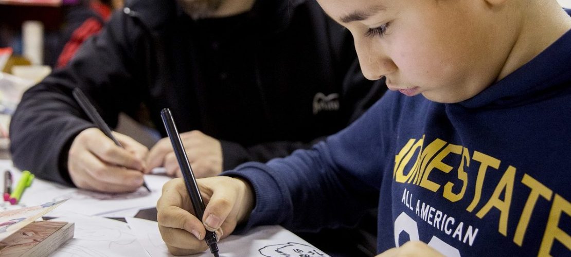 Der Zeichner Miguel Riveros und der 9-jährige Imran haben mit anderen ein Comic gezeichnet. (Foto: Michael Bause)