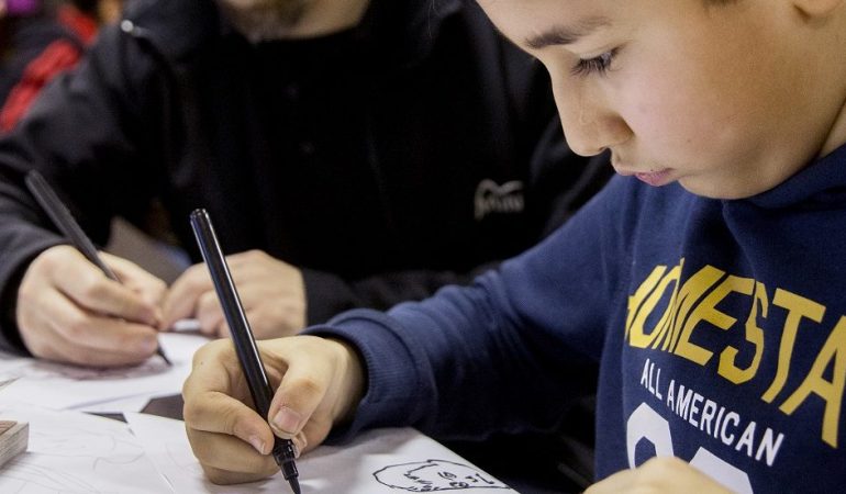 Der Zeichner Miguel Riveros und der 9-jährige Imran haben mit anderen ein Comic gezeichnet. (Foto: Michael Bause)