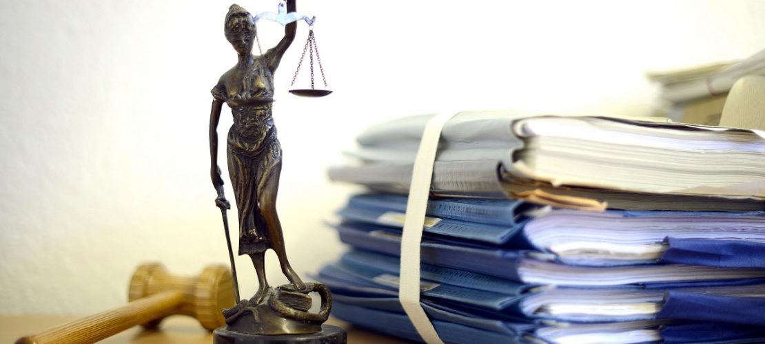 ARCHIV - ILLUSTRATION - Eine modellhafte Nachbildung der Justitia steht am 15.07.2014 im Raum eines Richters des Landgerichts Duisburg (Nordrhein-Westfalen) neben einem Holzhammer und einem Aktenstapel. Im Landgericht Bochum sollen Richter nun das Urteil gegen zwei Männer sprechen, die einen Autoverkäufer umgebracht haben sollen. Die Staatsanwaltschaft hatte für sie lebenslange Haft beantragt. (zu dpa vom 09.01.2018) Foto: Volker Hartmann/dpa +++(c) dpa - Bildfunk+++