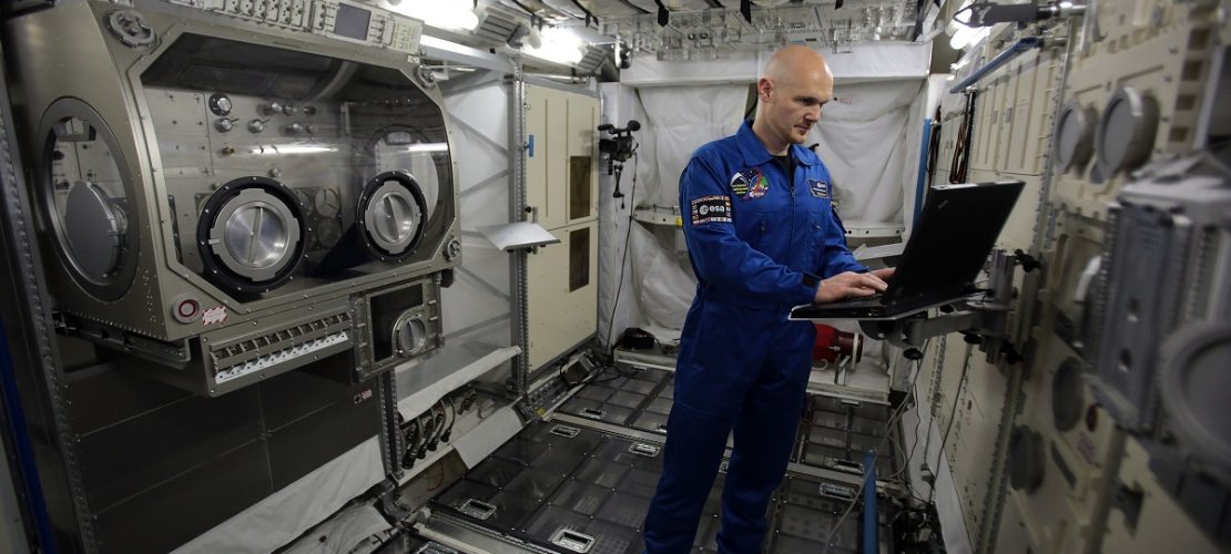 Der deutsche Astronaut Alexander Gerst arbeitet bei der ESA (European Space Agency) im Trainingsmodul vom Weltraumlabor Columbus.