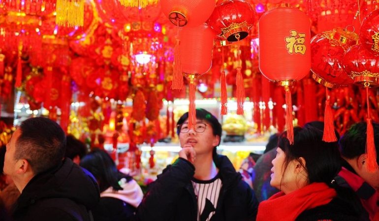 12.02.2018, China, Dongyang: Konsumenten betrachten Dekorationen im Vorfeld des chinesischen Neujahrsfestes. (Foto: dpa)