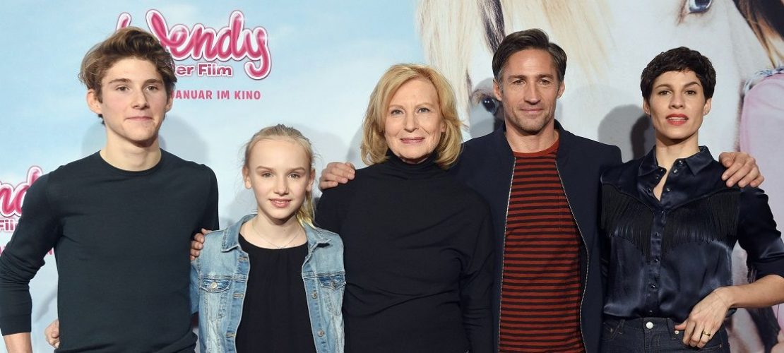 Die Schauspieler Julius Holz (l-r), Jule Hermann Maren Kroyman, Benjamin Sadler und Jasmin Gerat kommen am 15.01.2017 in Köln (Nordrhein-Westfalen) zur Premiere des Kinofilms «Wendy - Der Film».