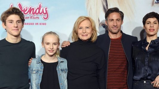Die Schauspieler Julius Holz (l-r), Jule Hermann Maren Kroyman, Benjamin Sadler und Jasmin Gerat kommen am 15.01.2017 in Köln (Nordrhein-Westfalen) zur Premiere des Kinofilms «Wendy - Der Film».