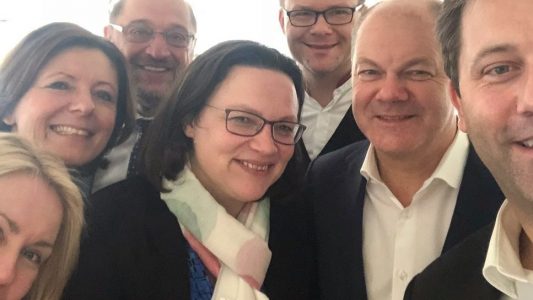 Politikern von der SPD zeigen ihre Freude mit einem Selfie: Sie sind fertig mit langen Verhandlungen. (Foto: dpa)