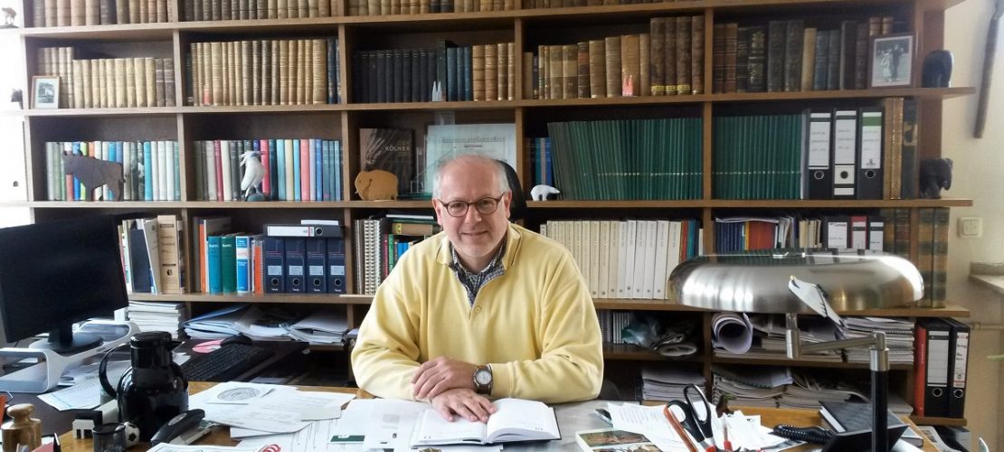 Prof. Theo Pagel, Vorstandsvorsitzender des Kölner Zoos, sitzt in seinem Büro. (Foto: dpa)