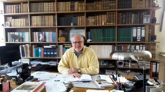 Prof. Theo Pagel, Vorstandsvorsitzender des Kölner Zoos, sitzt in seinem Büro. (Foto: dpa)
