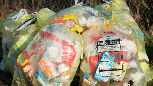 Gelbe Säcke stehen an einem Grundstück zur Abholung bereit. (Foto: dpa)