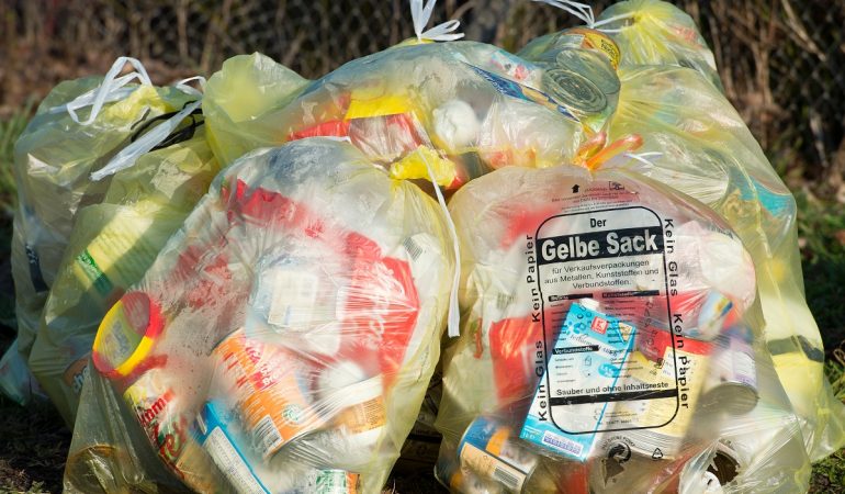 Gelbe Säcke stehen an einem Grundstück zur Abholung bereit. (Foto: dpa)