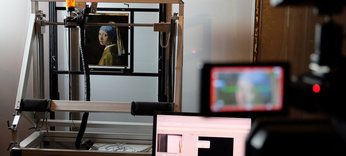 Das Gemälde «Das Mädchen mit dem Perlenohrring» vom niederländischen Maler Johannes Vermeer wird mit einem Macro XRF Scanner gescannt. (Foto: dpa)