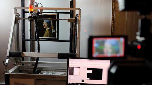 Das Gemälde «Das Mädchen mit dem Perlenohrring» vom niederländischen Maler Johannes Vermeer wird mit einem Macro XRF Scanner gescannt. (Foto: dpa)