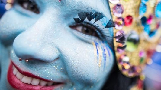 Als indische Göttin braucht man natürlich jede Menge blaue Farbe. (Foto: dpa)