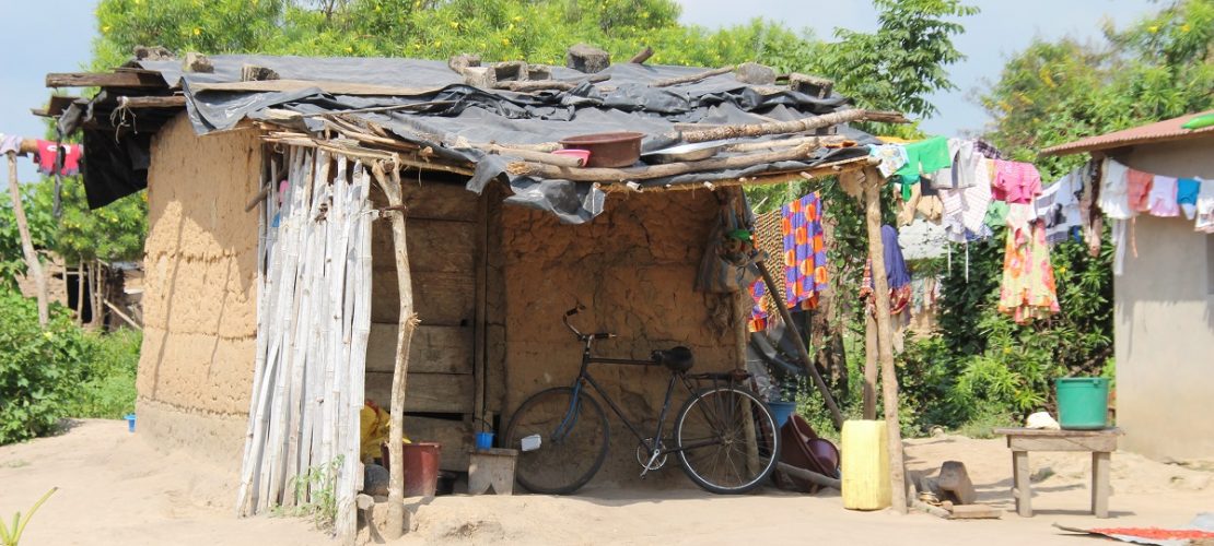 Typische Häuser im Dorf Affiakounou, dessen Bewohner vom Kakaoanbau leben. Das Dorf liegt im Süden der Elfenbeinküste. Viele Menschen im Land Elfenbeinküste sind arm und leben in solchen Häusern. ACHTUNG: Honorarfrei nur für Bezieher des Dienstes dpa-Nachrichten für Kinder. Foto: Jürgen Bätz/dpa - Honorarfrei nur für Bezieher des Dienstes dpa-Nachrichten für Kinder +++ dpa-Nachrichten für Kinder +++