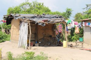 Typische Häuser im Dorf Affiakounou, dessen Bewohner vom Kakaoanbau leben. Das Dorf liegt im Süden der Elfenbeinküste. Viele Menschen im Land Elfenbeinküste sind arm und leben in solchen Häusern. ACHTUNG: Honorarfrei nur für Bezieher des Dienstes dpa-Nachrichten für Kinder. Foto: Jürgen Bätz/dpa - Honorarfrei nur für Bezieher des Dienstes dpa-Nachrichten für Kinder +++ dpa-Nachrichten für Kinder +++