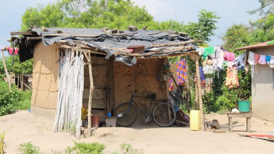Typische Häuser im Dorf Affiakounou, dessen Bewohner vom Kakaoanbau leben. Das Dorf liegt im Süden der Elfenbeinküste. Viele Menschen im Land Elfenbeinküste sind arm und leben in solchen Häusern. ACHTUNG: Honorarfrei nur für Bezieher des Dienstes dpa-Nachrichten für Kinder. Foto: Jürgen Bätz/dpa - Honorarfrei nur für Bezieher des Dienstes dpa-Nachrichten für Kinder +++ dpa-Nachrichten für Kinder +++